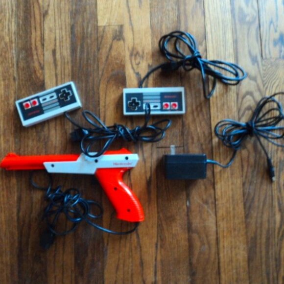 vintage Nintendo zapper and controllers~untested - Picture 1 of 5